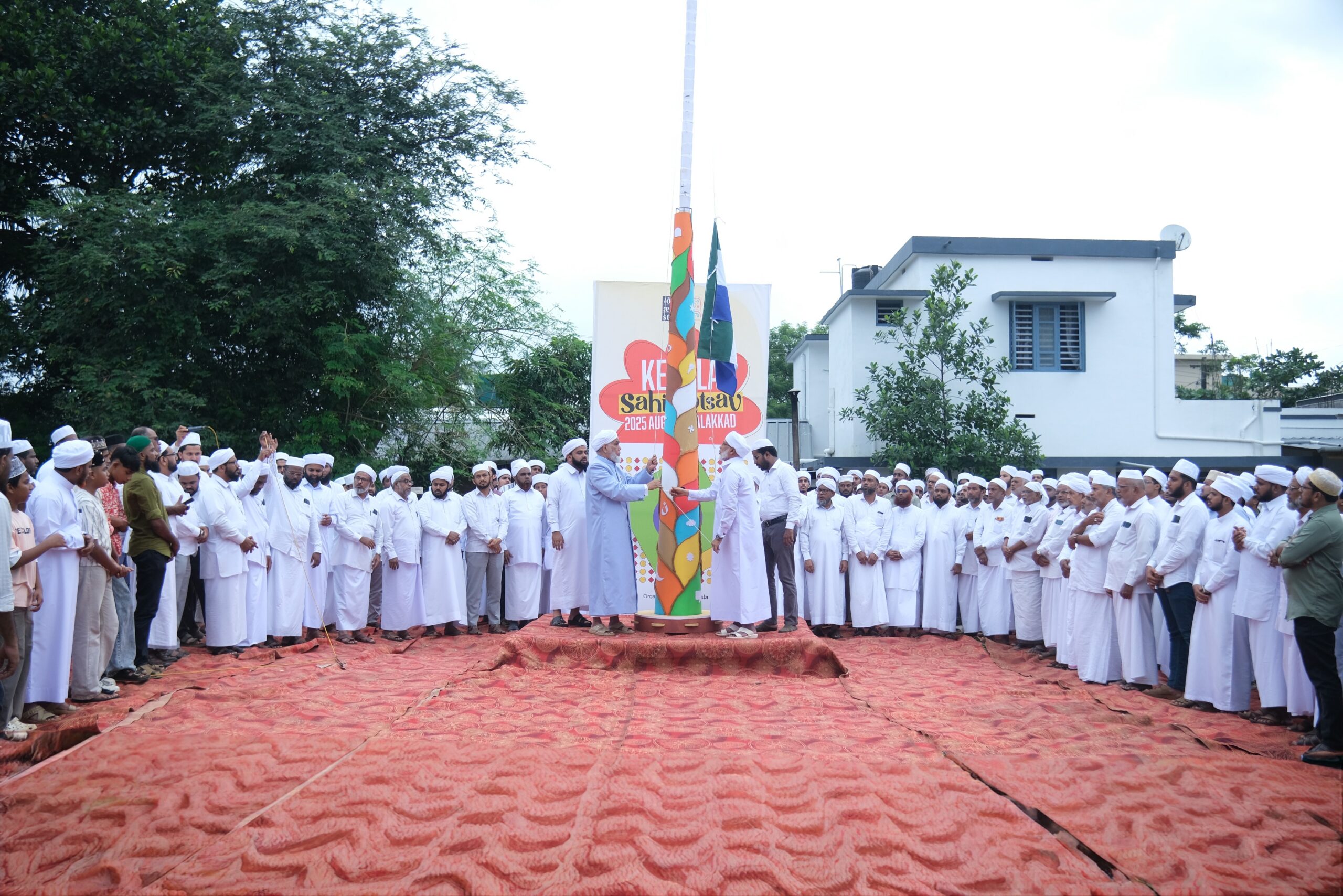 പതാക ഉയർന്നു; കേരള സാഹിത്യോത്സവിന് പ്രൗഢാരംഭം
